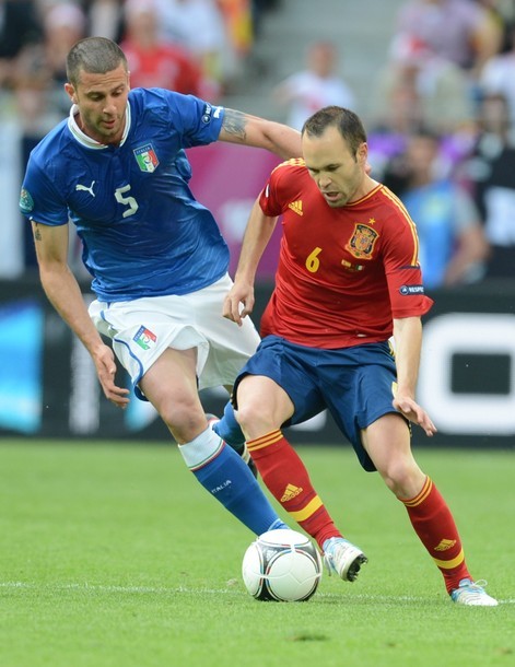 Iniesta cũng bị các hậu vệ áo xanh vây chặt.